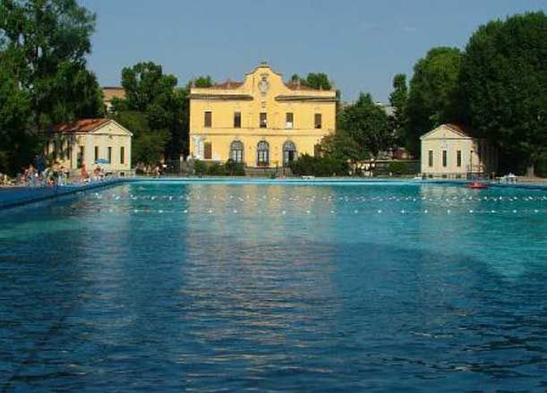 A spasso con papà: un tuffo in piscina alla Ponzio (centro balneare Romano)