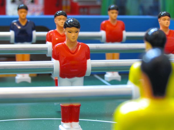 A spasso con papà: una partita al super calcio Balilla - piazza Gae Aulenti