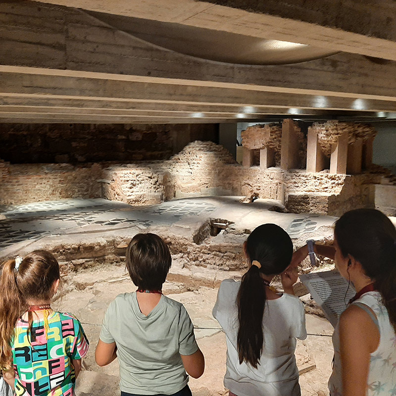 area archeologica del duomo con i bambini