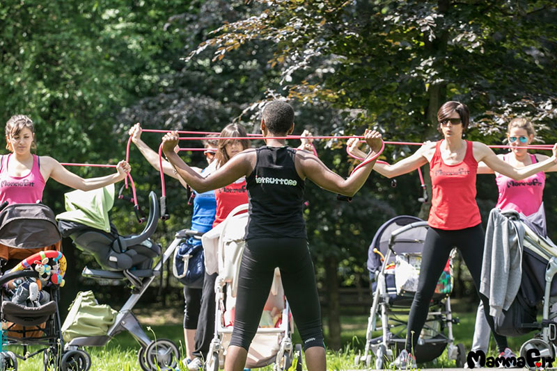 Con MammaFit le mamme si allenano al parco col bebè