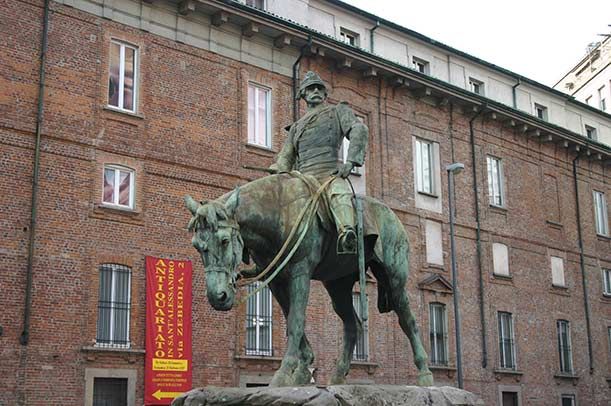 Il cavallo stanco di piazza Missori, a pochi passi dal Duomo