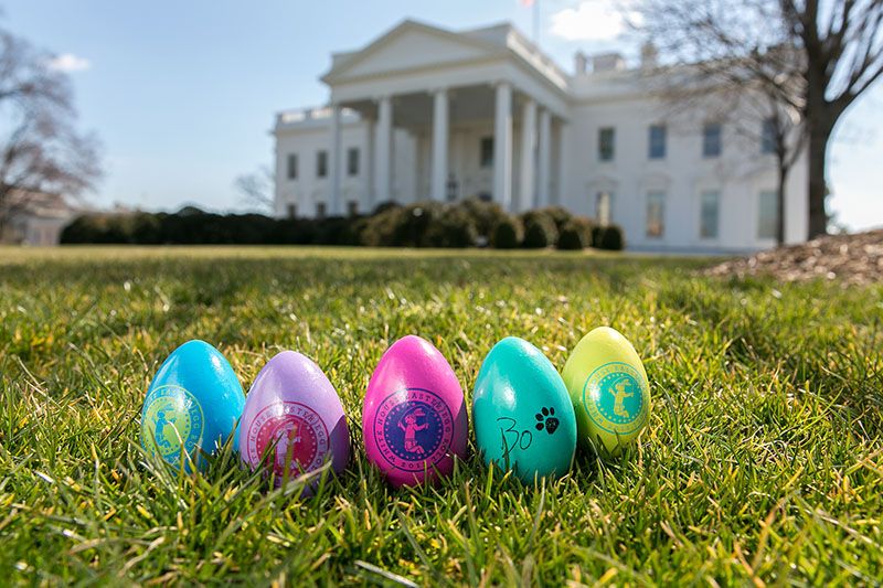 Giocare con le uova di Pasqua, in English